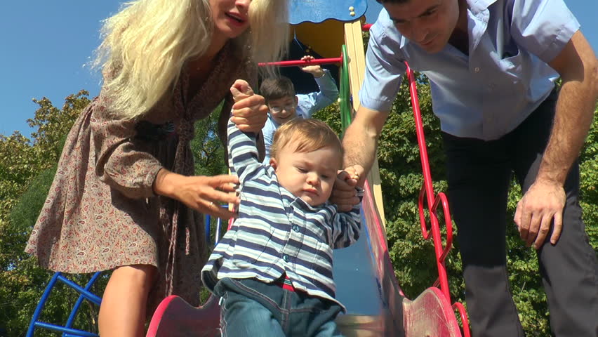 Resultado de imagem para CHILDREN IN PLAYGROUND WITH PARENTS